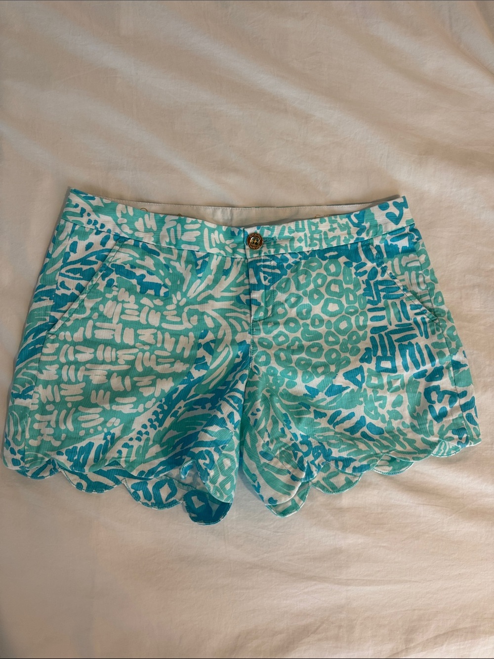 Lilly Pulitzer Aqua & White The Buttercup Short 5” inseam Scallop-Hem shorts